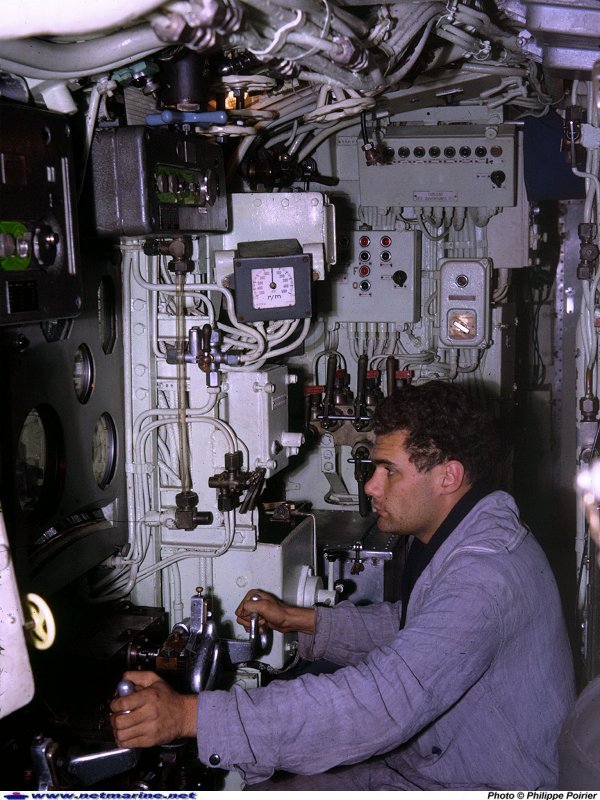 Aux barres de plongée du sous-marin Argonaute (1966-67).